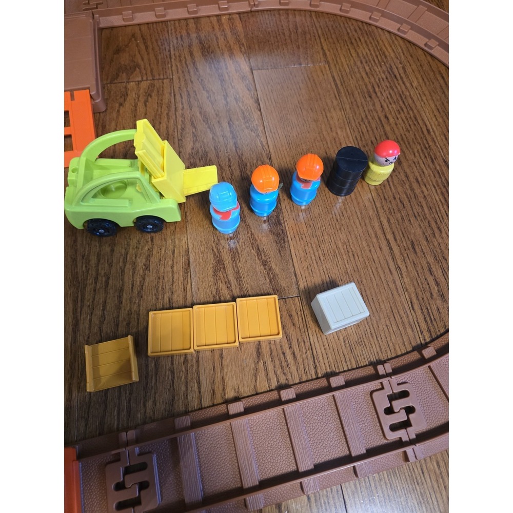 Fisher Price Little People Lift and Load Railroad #943 near complete - Picture 4 of 16